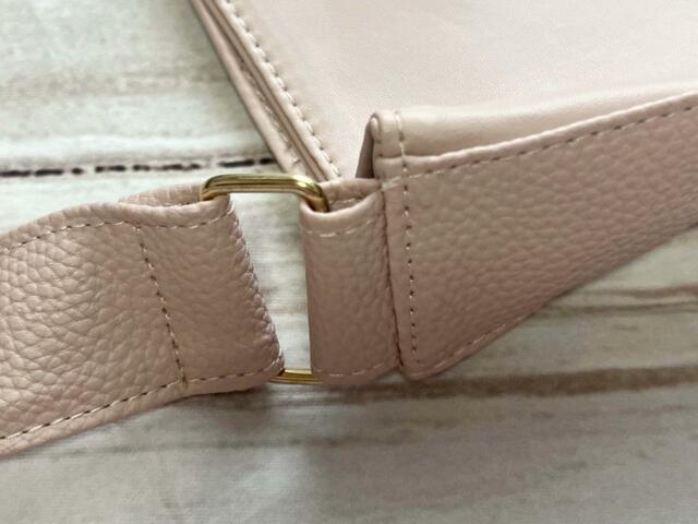 ショルダーストラップの金具はゴールド。細部までこだわりを感じます！『Her lip to 5th Anniversary Book One Handle Bag ver.Her lip to』小嶋陽菜完全監修「ハーリップトゥ」One Handle Bag（ワンハンドルバッグ）価格：3,289円（税込）