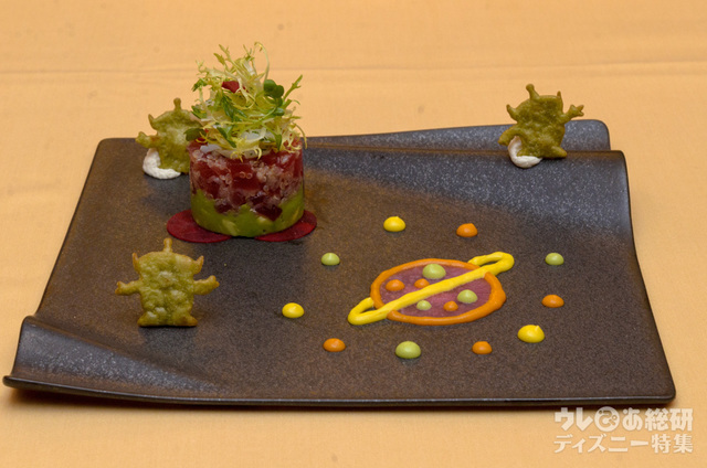 「エンパイア・グリル」“ピクサー・プレイタイム”エンパイアディナー：マグロとアボカドのタルタル レフォール風味のサワークリームを添えて｜ディズニーアンバサダーホテル