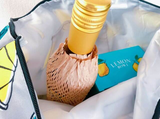 瓶ものはしっかり梱包してくれています【カルディオリジナル「お酒」レモンバッグ：価格1,950円（税込）】