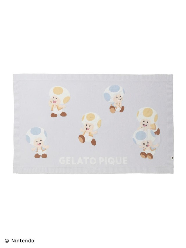 【スーパーマリオ】キノピオ＆ヨッシーブランケット ブルー　￥10,780／ルームウェアとお揃いのカラフルなキノピオ＆ヨッシーのアートをあしらった雑貨