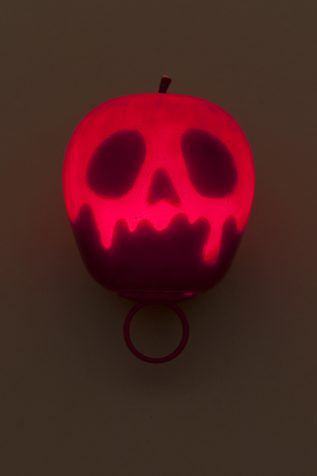 光る毒リンゴ 1,600円｜（リンゴ本体）高さ約9cm｜東京ディズニーシー「ディズニー・ハロウィーン」2018