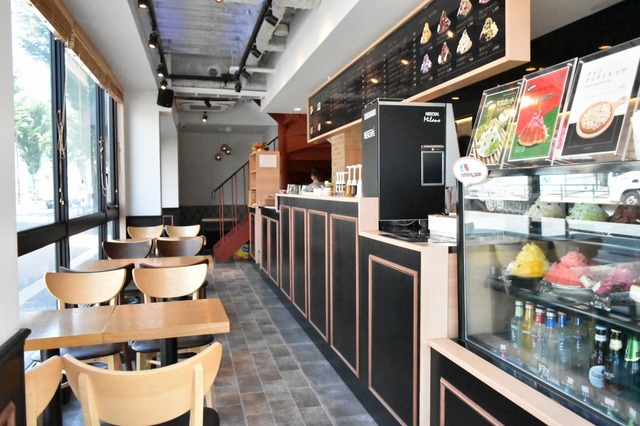 スッキリした店内は２階席もある