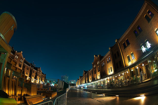 撮影地：横浜・赤レンガ倉庫駅 / カメラ：PENTAX K-3Ⅱ