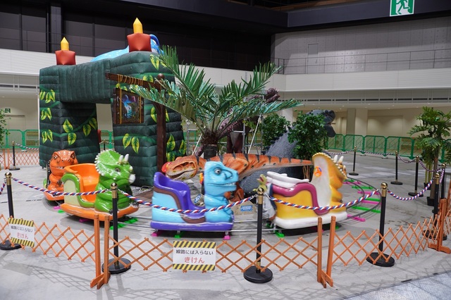 超人気アトラクション「恐竜トレイン」