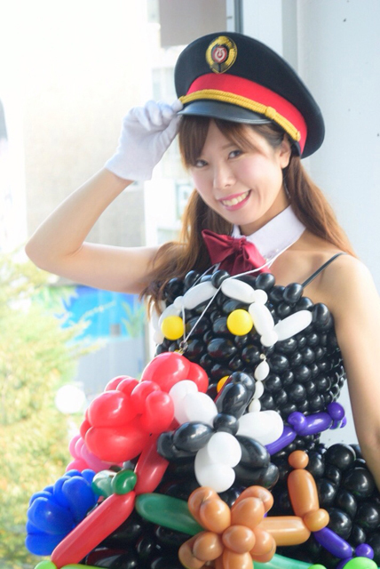 バルーンだけでつくった「鉄道ドレス」