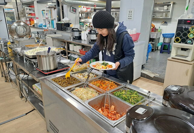 【気になる韓国、ソウルの今vol.31】トング片手に好きなおかずを選ぶ「ヘドゥン韓食ブッペ（ビュッフェ）」食堂