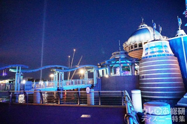 夜空に伸びる夜間誘導灯