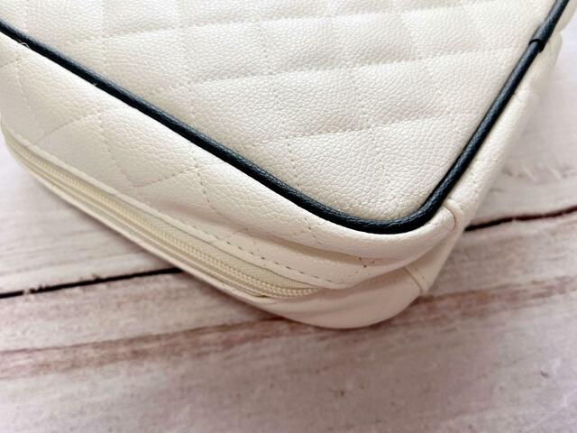 【nanakoななこがさらに本気で作った leur charme COSME POUCH BOOK WHITE】ホワイトはブラックのパイピングがアクセントになっていてキュート！