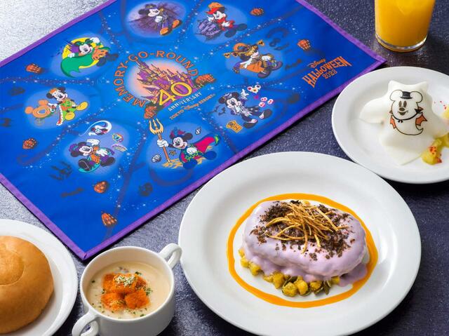 スーベニアランチョンマット 対象セットにプラス800円｜「ディズニー・ハロウィーン」スペシャルメニュー｜東京ディズニーリゾート40周年“ドリームゴーラウンド”｜販売店舗：東京ディズニーランド「グランマ・サラのキッチン」、東京ディズニーシー「ホライズンベイ・レストラン」｜発売日：2023年9月1日（木）