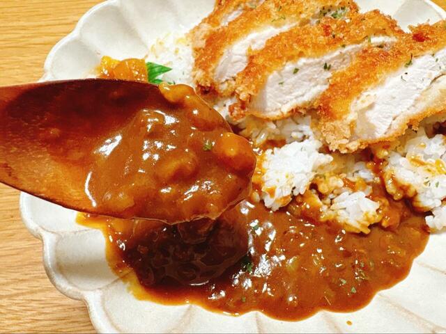 【サミット スパイスをやさしく効かせたロースかつカレー】細かく刻んだ野菜がたっぷりと煮込まれてコクと旨みを感じます