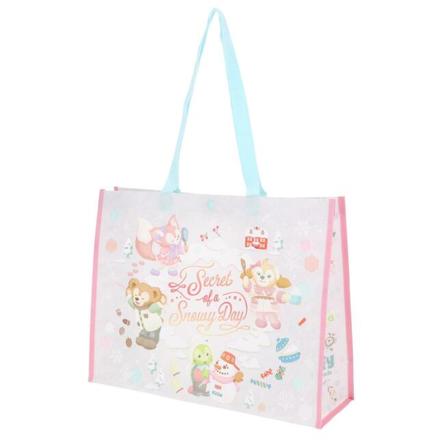ショッピングバッグ 1,000円|「ダッフィー&フレンズのシークレット・オブ・スノーウィーデイ」グッズ|販売店舗:東京ディズニーシー「マクダックス・デパートメントストア」|発売日:2025年11月4日(火)