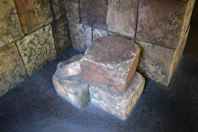 東京ディズニーシー「ドナルドと宝の地図」©Disney 解答編：導きの印5 / 4つの石の上。一番上の石に、印がある