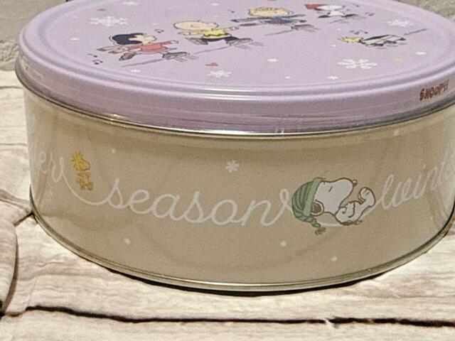 【カルディ/スヌーピー クリスマスラウンドティン チョコチップクッキー】側面にもスヌーピーのかわいいイラスト入り!