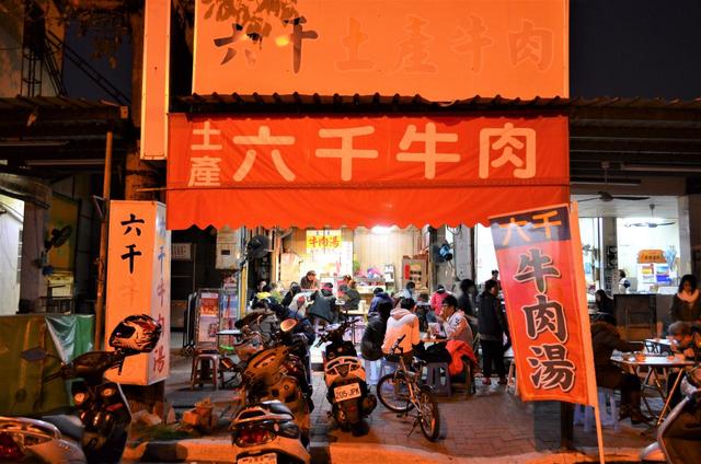 台南の『六千牛肉』には朝５時から客が集まる。地元のファンは週一の頻度で訪れるという噂も