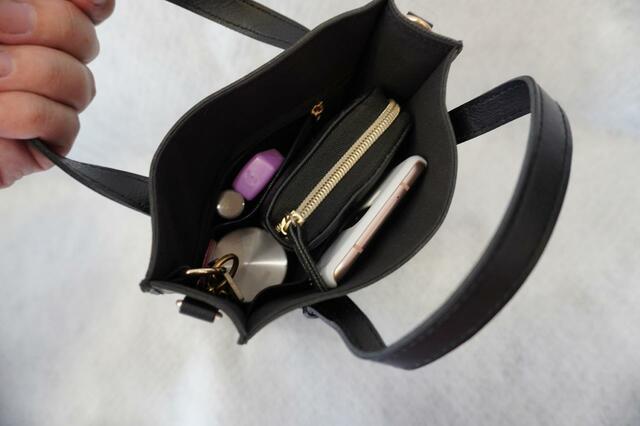 スマホや長財布、ミニ水筒も入る