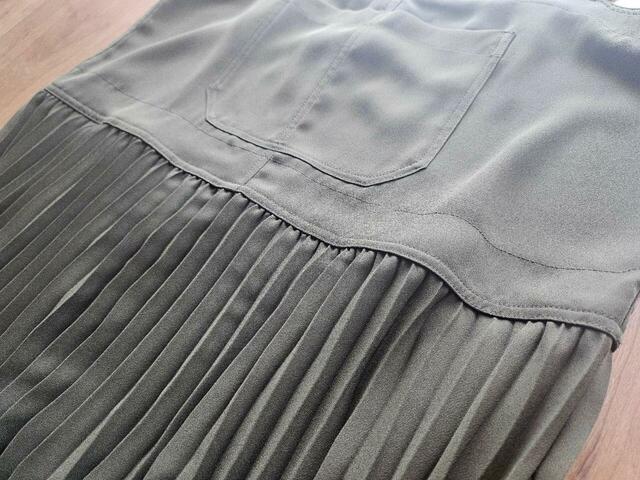 【UNIQLO:C プリーツストラップワンピース】スカート部分は胸下から切り替えでプリーツ生地が付いています◎