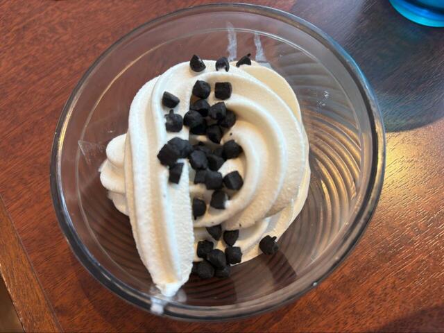 【フェスタガーデン】ソフトクリームにチョコクランチをトッピング！ひんやり＆ザクザクの食感が楽しい♪