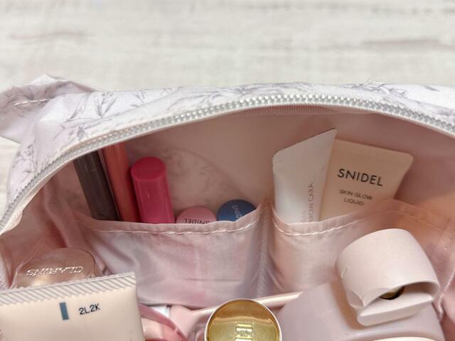 小ポケットにはマスカラやリップなどの細々したコスメを収納