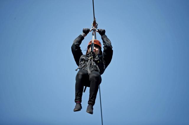 ジップラインはおさびし山の頂上から出発。『たのしいムーミン一家』の“飛行おに”になって湖上を渡る