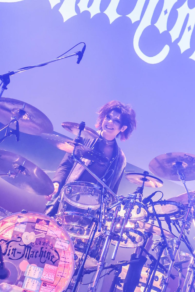 Jin-Machine・ルーベラ・木村・カエレ（ドラミ/Dr）　撮影・千佳