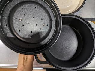 【アイリスオーヤマ 無加水鍋 COTOCO （MKSN-S20）】蓋の裏側には突起がついていて、食材の水分を保ってくれる構造