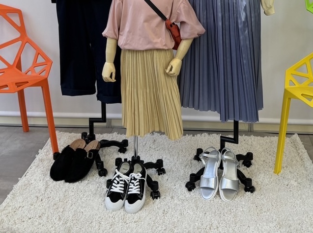 【ワークマン／コージークロークサンダル（写真左）】素足で履けるスリッポンタイプながら滑りづらさを実現しています◎