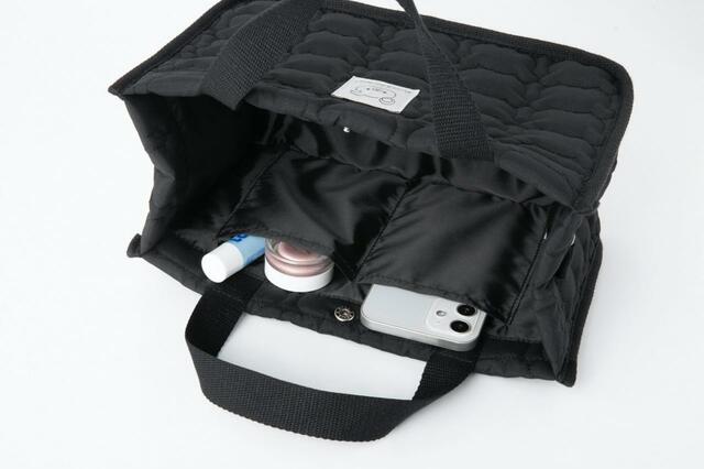 『リラックマ ふわふわキルティングバッグBOOK BLACK ver.』便利な２つの内ポケット！