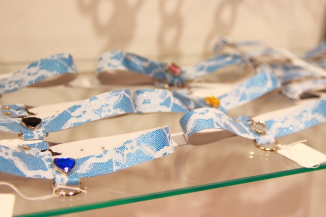 【MID　MIDKNOT】MIDさんと十六夜さんの合同出展。素材を活かしたMIDさんの首輪と、カワイイ系を意識した十六夜さんのチョーカーのコントラストが楽しい。