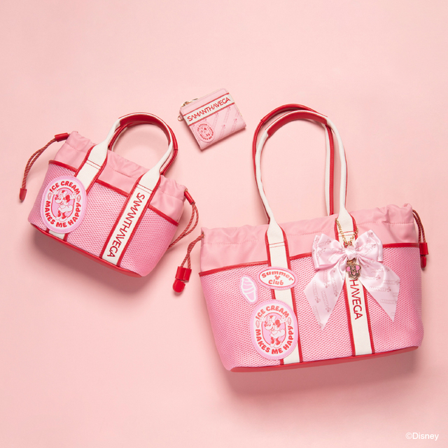 ショルダーバッグ 19,800円、トートバッグ 22,000円、折財布 15,400円、リボンチャーム 5,500円｜サマンサベガ / ミッキーマウス＆フレンズ コレクション