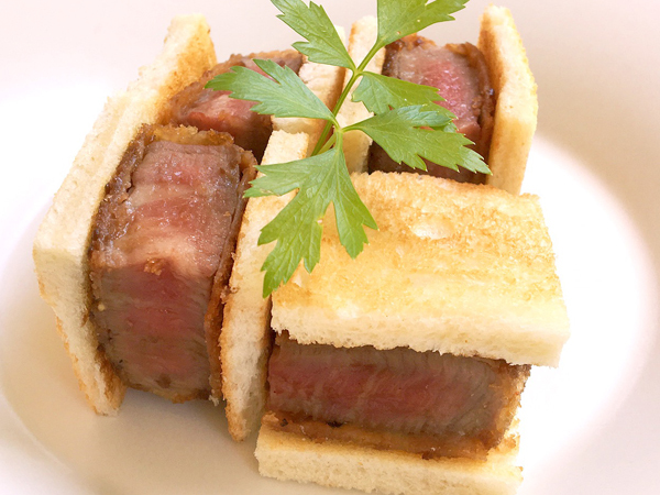 最高級部位の熟成フィレ肉を使用。厚みがすごいです