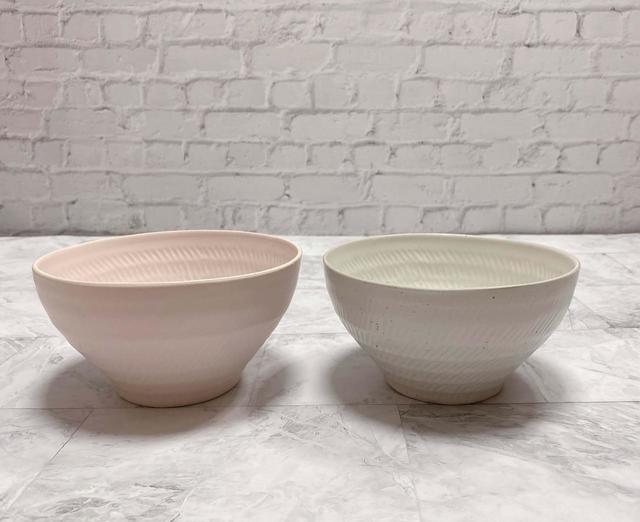 【ナチュラルキッチン】茶碗　飛鉋ピンク・ホワイト／各税込330円