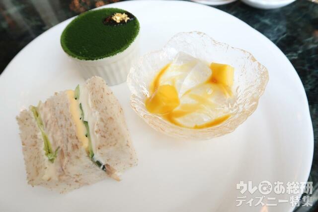 下段には「抹茶とマスカルポーネのムース」、ぷるぷるの「わらび餅」など甘い系も。【ドリーマーズ・ラウンジ 東京ディズニーランドホテル・サマーダイニング アフタヌーンティーセット】