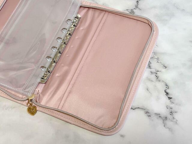 ポケットは両側にふたつ！【sweet2023年8月号】付録「Samantha Thavasa（サマンサタバサ）ミッキー＆ミニーデザイン貴重品収納ポーチセット」