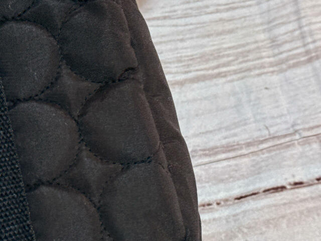 素材はポリエステル。マットな質感の生地です