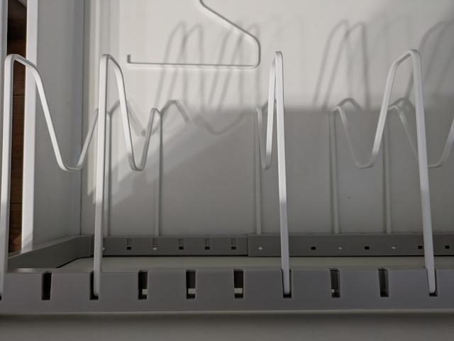 【山崎実業 tower シンク下 伸縮鍋蓋＆フライパンスタンド】鍋やフライパンの厚みに合わせて、仕切りの位置を自由に変えられます◎