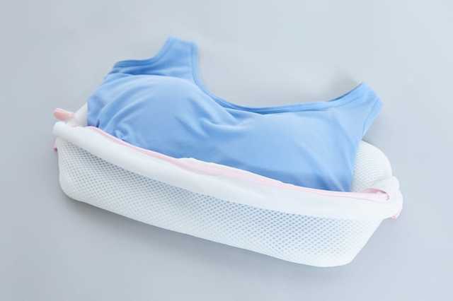 【ブラトップのニオイや型くずれを防ぐ洗い方】ネットに入れて洗濯機へ