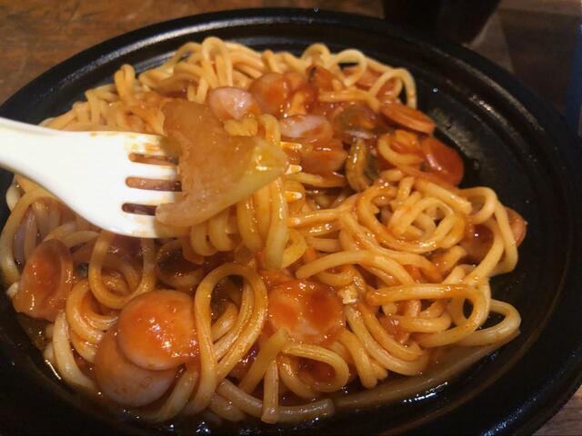 【ドミノ・ピザ 「マイドミノ」粗びきソーセージとナポリタンのセット】太麺のパスタにソースがよく絡みます