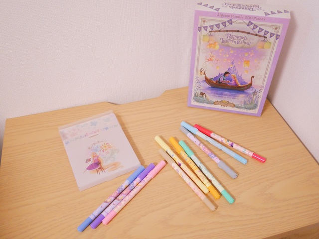 カラーペンセット 2,100円｜「ラプンツェルのランタンフェスティバル」をテーマにしたグッズ｜東京ディズニーシー新テーマポート「ファンタジースプリングス」