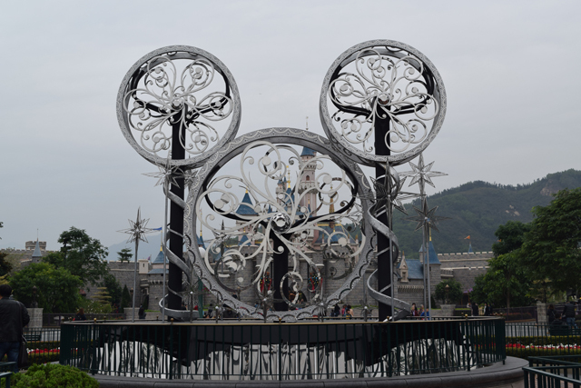 眠れる森の美女の城前にはクリスマスのモニュメント ©Disney