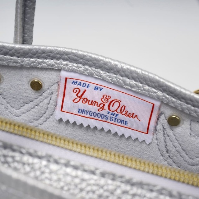 【『YOUNG&OLSEN The DRYGOODS STORE 2WAY SHOULDER BAG BOOK SILVER』（宝島社）】内側にブランドタグ入り