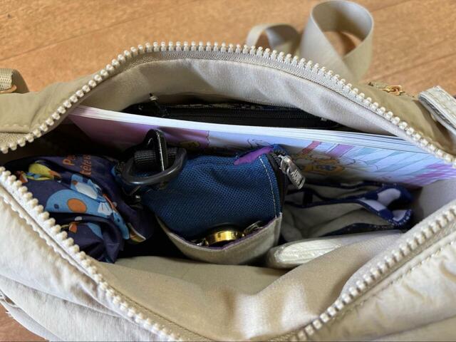 【3COINS 撥水パファーショルダーバッグ】全部入れてもゆとりあり!約高さ21×幅26.5×マチ8.5cmで、iPad Miniも入るサイズ感です