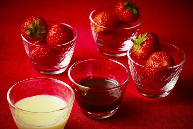 「ブランドいちご食べ比べプレート」＜価格：1,500円（税込）＞【【先行予約受付中】“いちご×桜×抹茶”が奏でる春色スイーツが勢ぞろい♪「ホテルニューオータニ大阪」で春のスイーツビュッフェ開催】