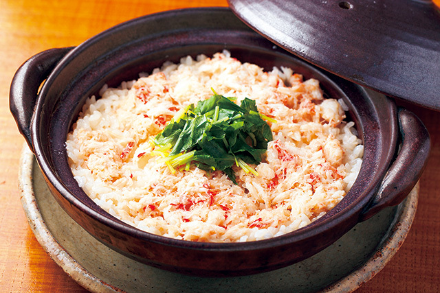 阿川（三軒茶屋）　ズワイガニ土鍋飯 2400円　ほんのりとした甘みがご飯に染みわたっている。〆に注文する料理に最適だ。