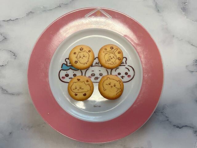 背景がお花柄のものや缶バッジと同じ柄も♪