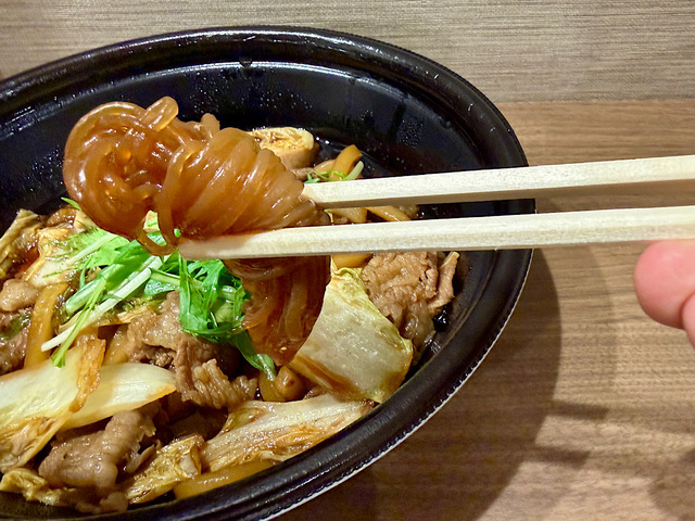 【やよい軒　すき焼き　ごはん・生たまご付】見てください、この割り下がしっかり染み込んだ白滝