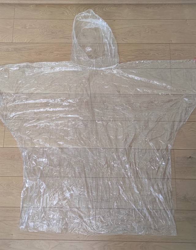 【キャンドゥ】携帯用レインポンチョを広げるとこのような感じに