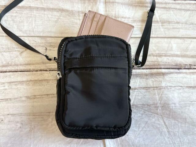 ミニ財布も収納できるサイズ感