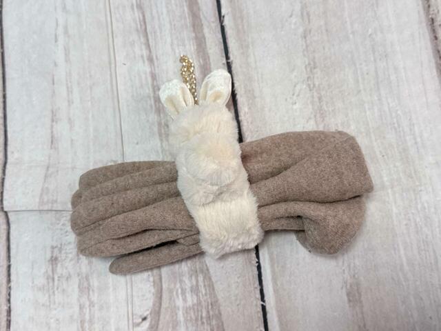 くるっと巻けば、手袋やエコバッグが挟んで持ち運べる仕様