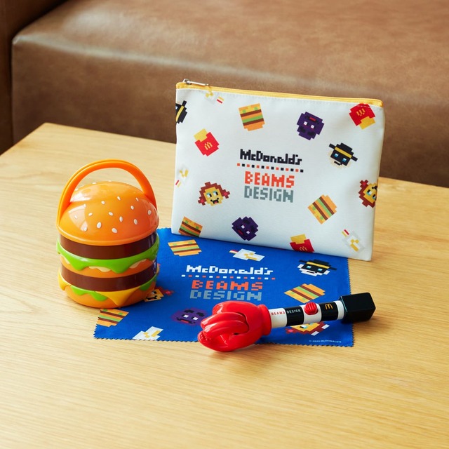 【マクドナルドの福袋2025】「マクドナルドの福袋 2025」セットイメージ（ポーチ、ポテトハンドキャッチャー、クリーナークロスはランダムです）