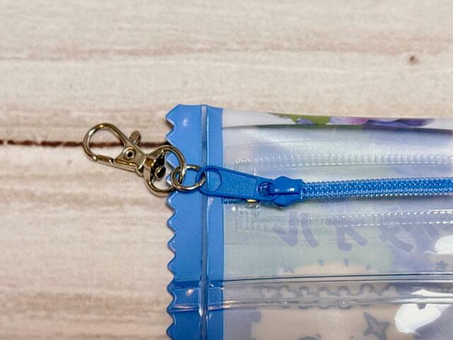 ファスナーの引き手にはキーホルダー付きで、チャームポーチのように使えるのもGood